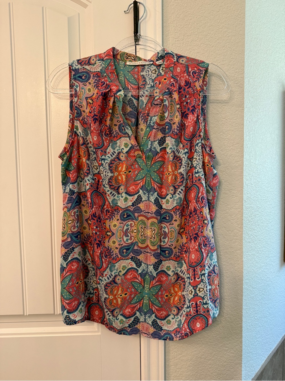 Violet & Claire Sleeveless V-Neck Paisley Tank in Coral, Teal & Navy
